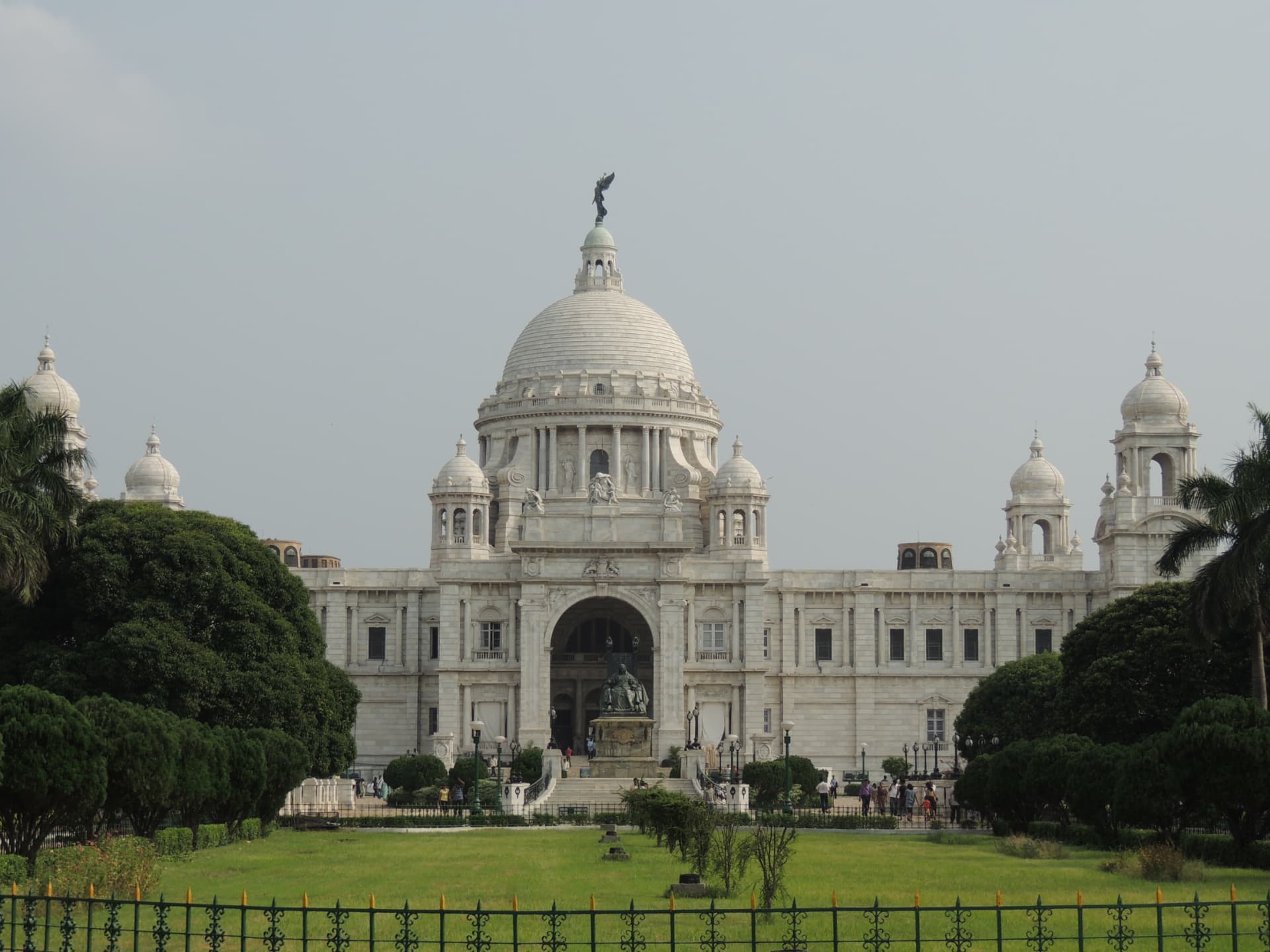 Victoria Memorial from the Gardens · বাগান থেকে ভিক্টোরিয়া মেমোরিয়াল, Kolkata, West Bengal, India